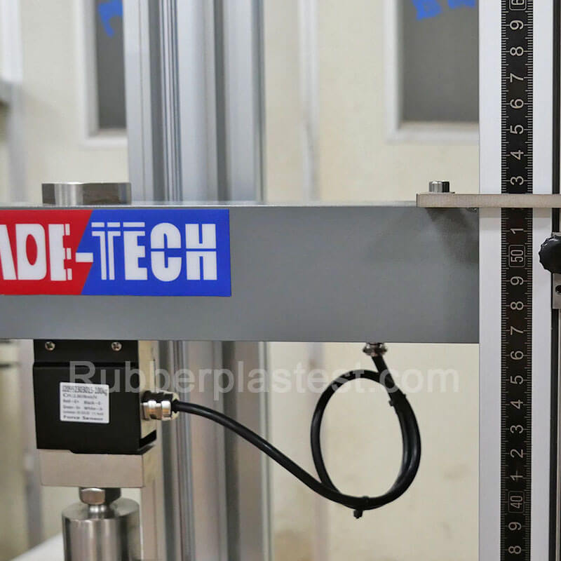 detailed picture 2 of tensile testing machine